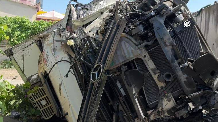 Kamyon evin bahçesine uçtu! Çok sayıda yaralı var - Resim: 10